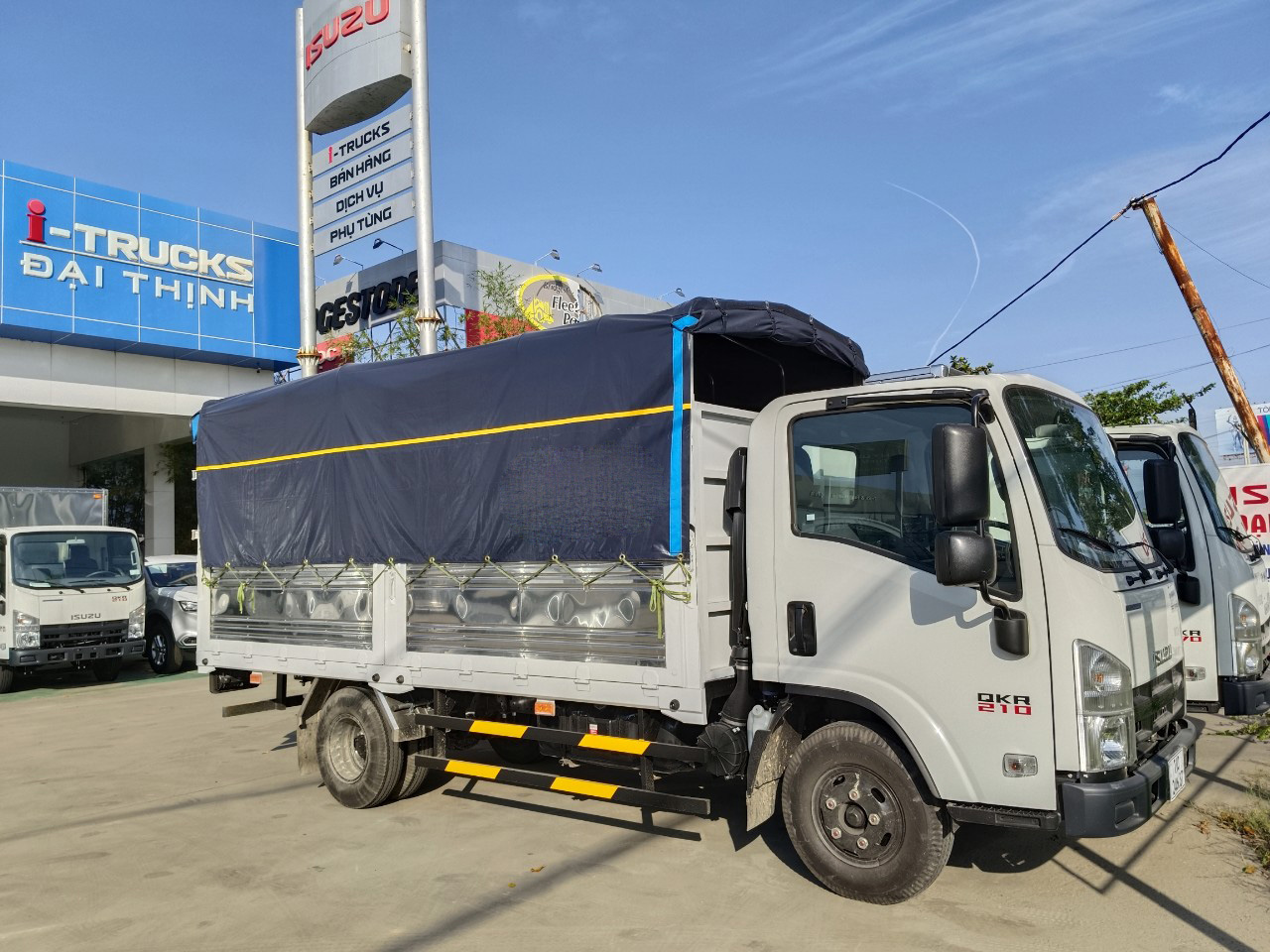 XE TẢI ISUZU 1.9 TẤN THÙNG MUI BẠT QMR77HE4A