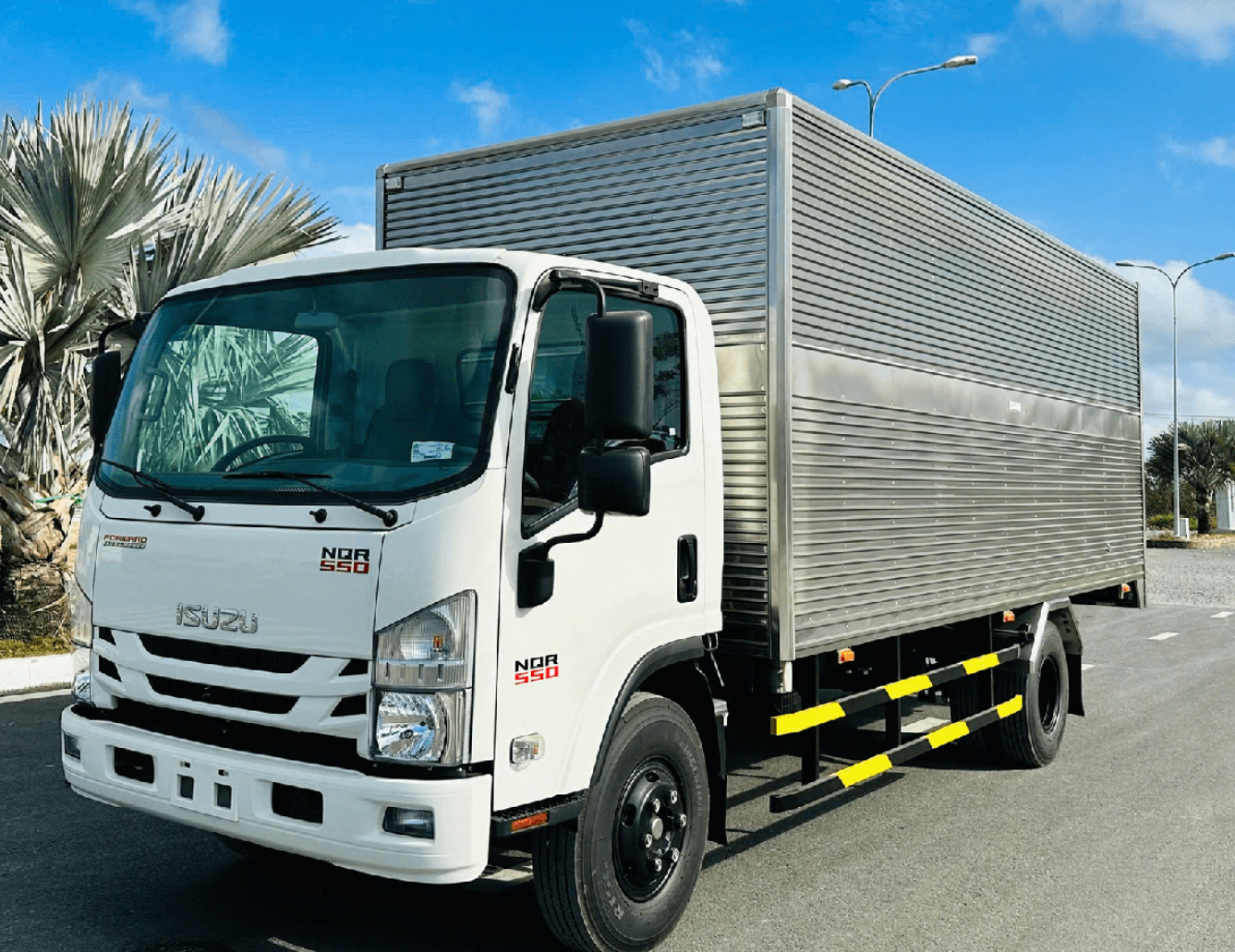 Xe tải Isuzu 5 tấn thùng 5,7m NQR550