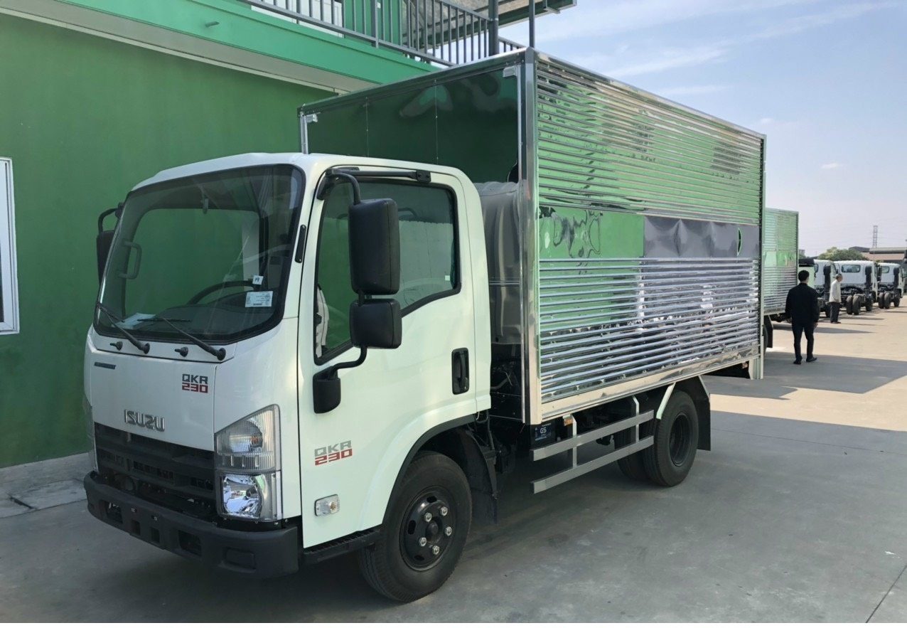 XE TẢI ISUZU 2.4 TẤN THÙNG KÍN QKR230 QLR77FE4