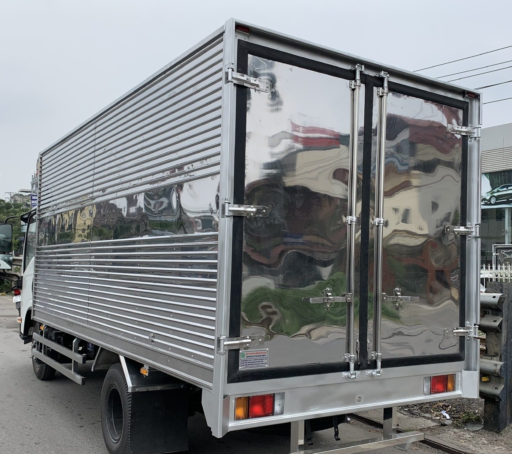 XE TẢI ISUZU 2.4 TẤN THÙNG KÍN QKR230 QLR77FE4