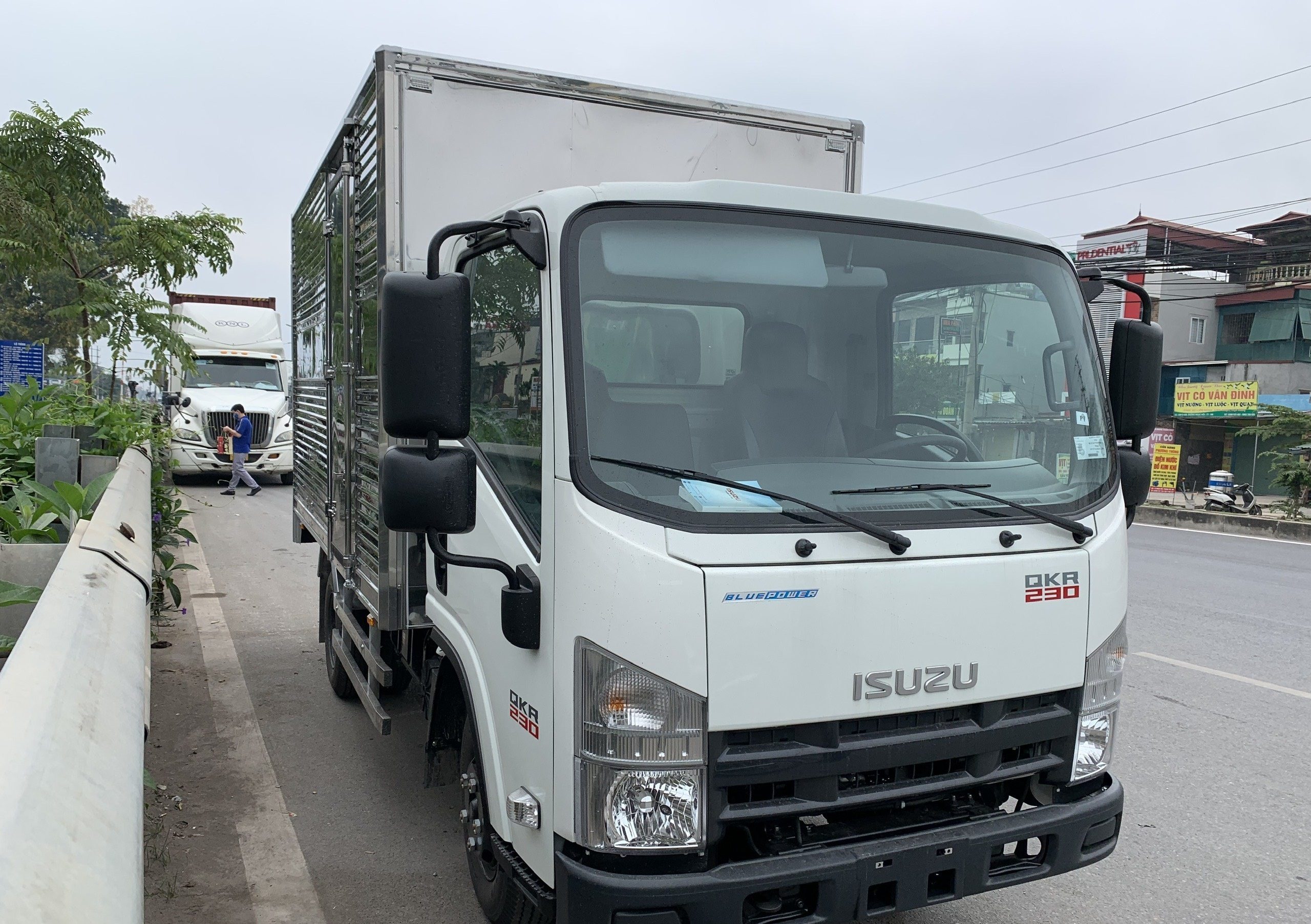 XE TẢI ISUZU 2.4 TẤN THÙNG KÍN QKR230 QLR77FE4
