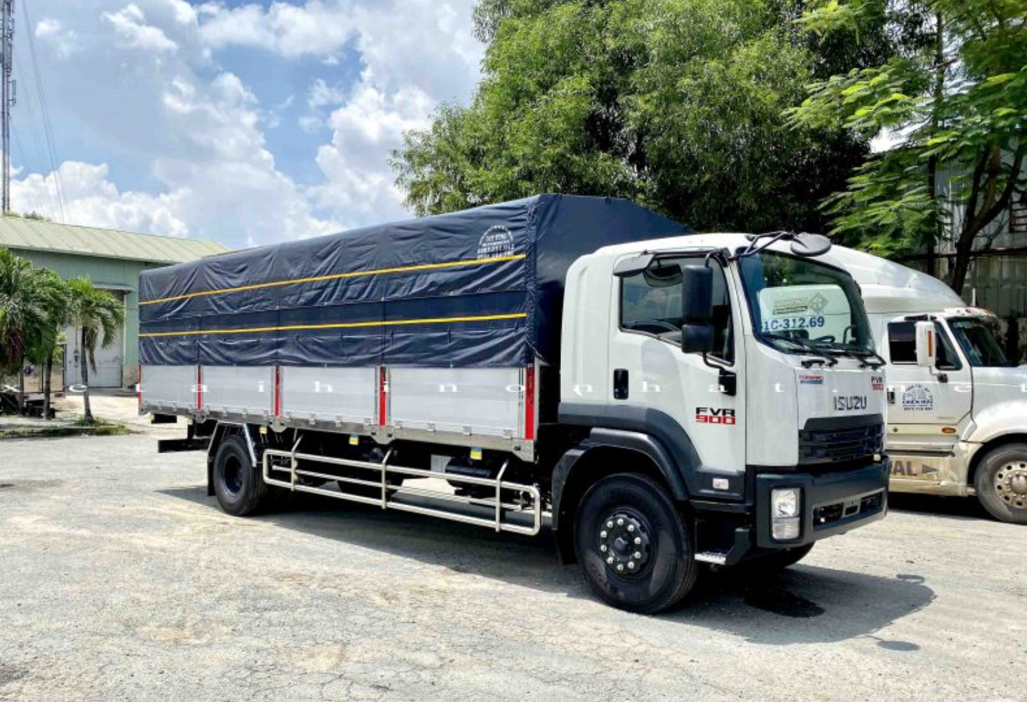 Xe tải Isuzu 8 tấn thùng siêu dài 9,6m FVR900
