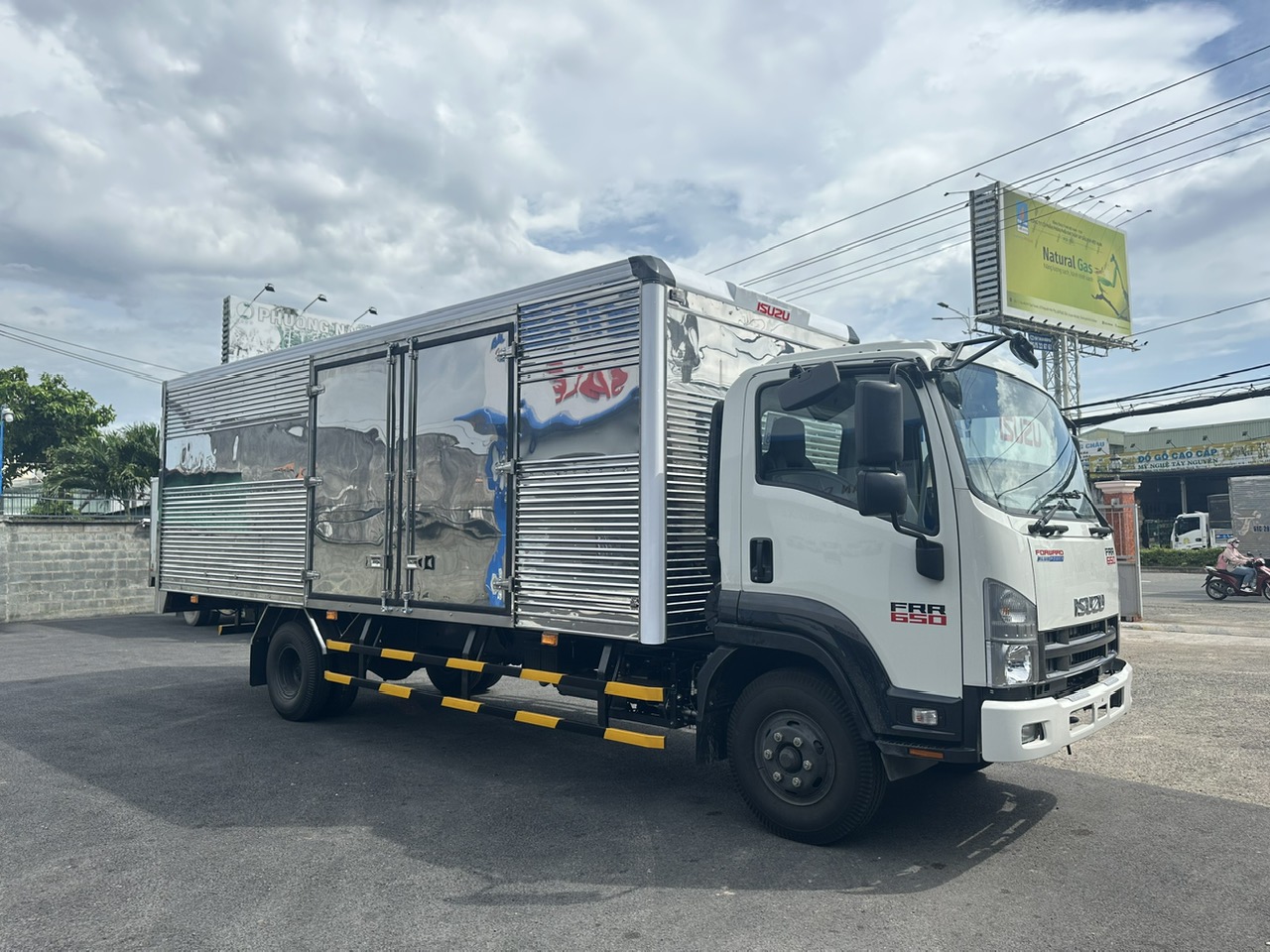 XE TẢI ISUZU 6 TẤN FRR90NE5 FRR650 THÙNG KÍN GIÁ GỐC HÃNG