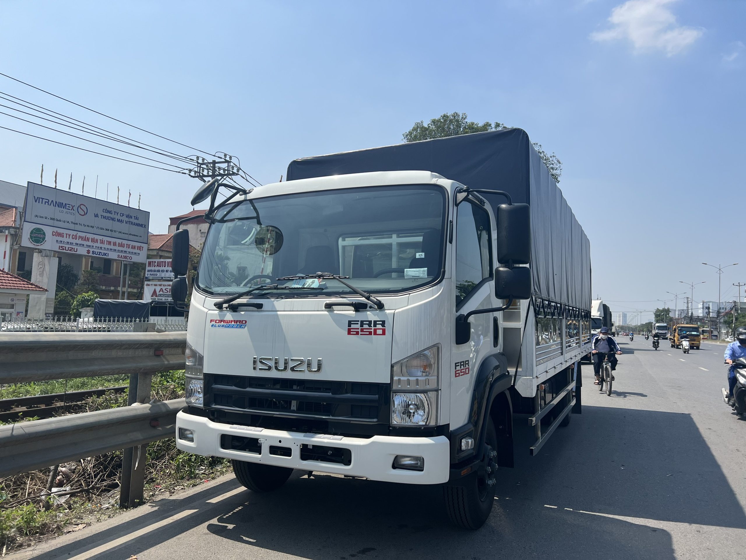 XE TẢI ISUZU 6 TẤN THÙNG BẠT 6m7 FRR90NE4A FRR650