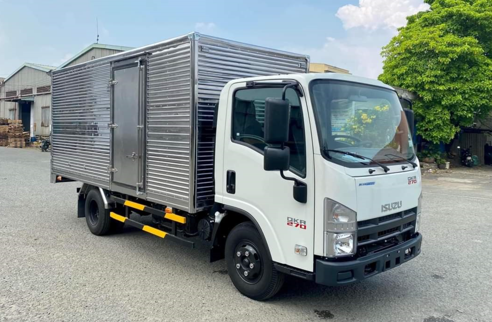 XE TẢI ISUZU 2.7 TẤN THÙNG KÍN QKR270 EURO5